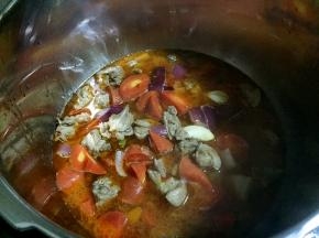 倒入高压锅中上汽后压15分钟。