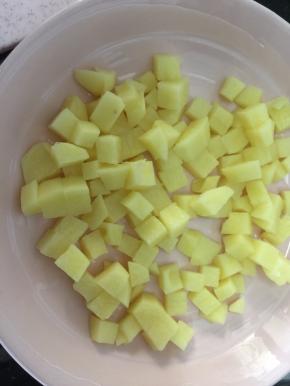 土豆切粒，放锅里蒸10分钟