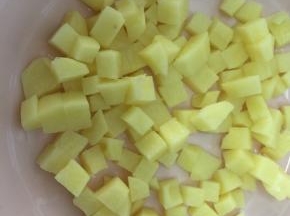 土豆切粒，放锅里蒸10分钟