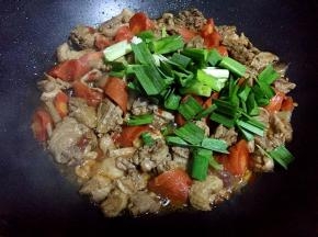 倒入蒜苗炒断生即可出锅。