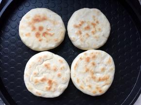 放入放入电饼铛烤至两面如图所示即可。