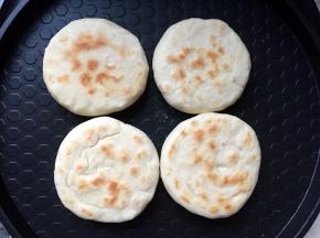 放入放入电饼铛烤至两面如图所示即可。