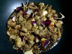 加入洋葱和蒜瓣、小葱翻炒均匀。