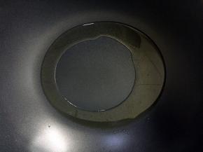 热锅倒油烧至八成热。