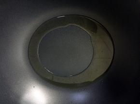 热锅倒油烧至八成热。