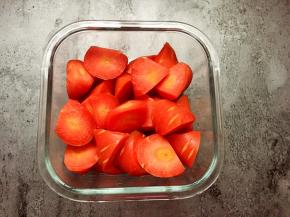 胡萝卜切滚刀块。