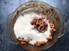 加入蒸肉粉拌匀。