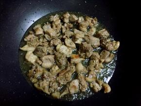 鸭肉煸炒出油至如图所示就可以了。