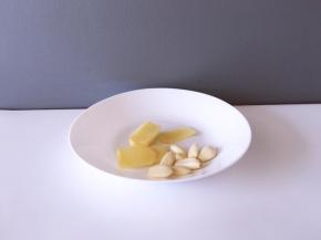 将生姜去皮切片将大蒜掰为小瓣后去皮拍松