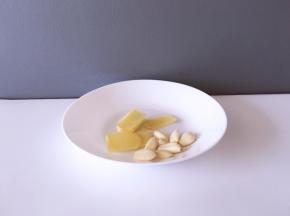 将生姜去皮切片将大蒜掰为小瓣后去皮拍松