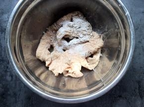 醒面的同时清洗肥肠。加入适量淀粉、料酒和盐多次搓洗。