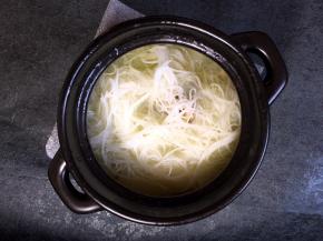 将粉丝放入煲中用筷子将粉丝尽量压下去些