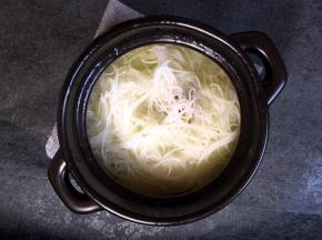 将粉丝放入煲中用筷子将粉丝尽量压下去些