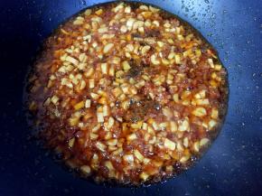 将调味汁倒入锅中翻炒均匀，片刻即可出锅。