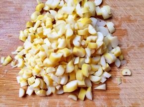 将笋子切成小粒。