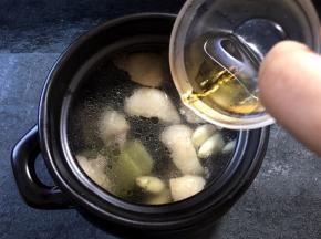 准备一勺料酒倒入煲中，大火烧开转小火2小时