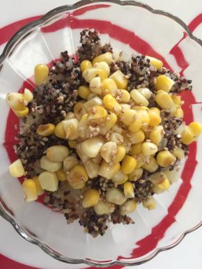 均匀倒入酱醋汁，撒些芝麻，可以开吃了！