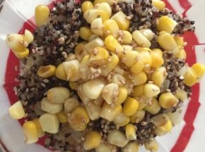 均匀倒入酱醋汁，撒些芝麻，可以开吃了！