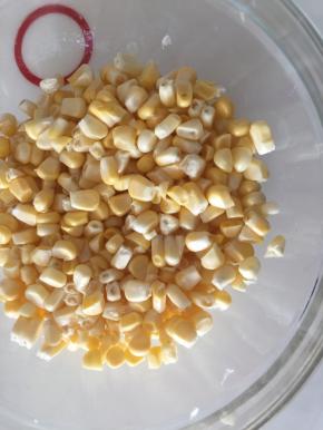 玉米剥粒粒，放锅里蒸10分钟