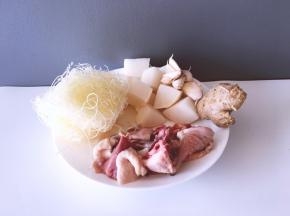 将鸭洗干净切大块萝卜去皮洗净切块，粉丝生姜大蒜准备好