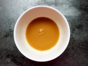 另取碗加入适量生抽、醋、淀粉、清水拌匀。