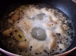 大火煮开水后撇去血水，关火将鸭肉块捞出用水冲洗俩分钟