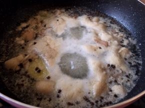 大火煮开水后撇去血水，关火将鸭肉块捞出用水冲洗俩分钟