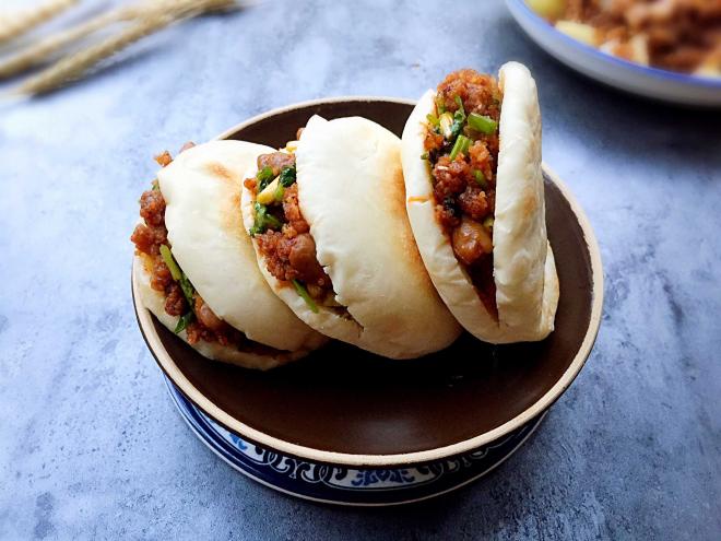 四川乐山名小吃-粉蒸肥肠卡饼