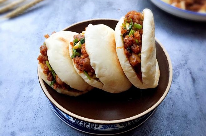 四川乐山名小吃-粉蒸肥肠卡饼