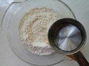 面粉先用开水一点一点和。