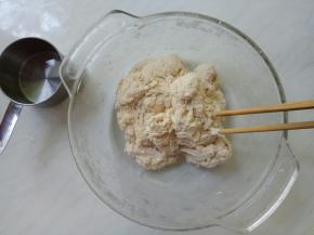 再用凉水和，面团会比较稀粘手，全程用筷子搅和。