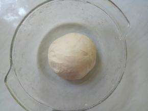 和成光滑的面团，放置一边松弛。