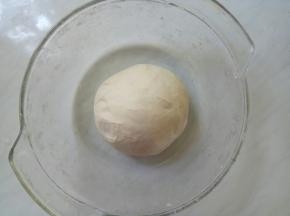 和成光滑的面团，放置一边松弛。