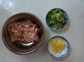 准备猪肉馅，葱姜末。