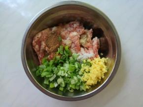 用调料味上肉馅。