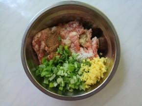 用调料味上肉馅。
