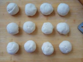 面团松弛好了，分成均等的小面剂。