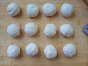 面团松弛好了，分成均等的小面剂。