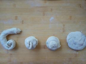 再盘旋卷起，按扁。放置一边松弛10分钟。