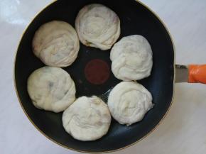 煎锅倒油，放入肉饼。