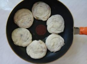 煎锅倒油，放入肉饼。