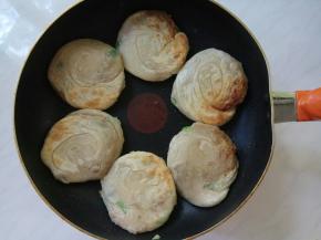 一面定型后翻面。