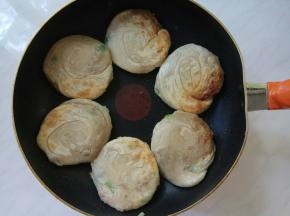 一面定型后翻面。