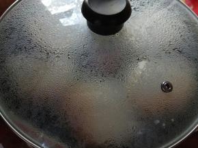 再定型后，倒沒过肉饼三分之一处的水，盖盖焖一会即可。