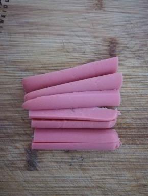 一根火腿肠分成八份。