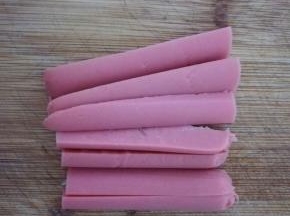 一根火腿肠分成八份。