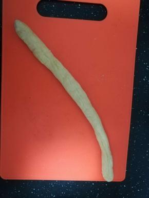 取一个面团搓成均匀的长条。