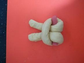 再将另一根面条也从对折点的洞中穿过。稍微整理一下。