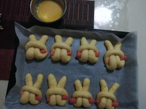 发酵好了之后，表面刷上蛋液。