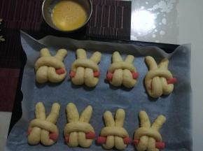 发酵好了之后，表面刷上蛋液。